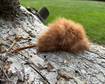 Brun kaninpäls mus kattleksak
