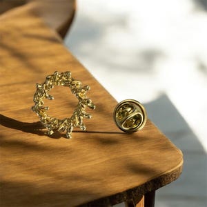 Crown of Thorns Gold Lapel Pin – Jesus Christ Symbol