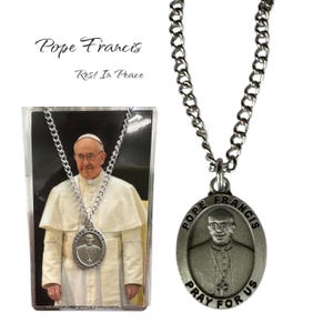 Colar com Medalha do Papa Francisco e Cartão Sagrado - Presente Memorial Católico