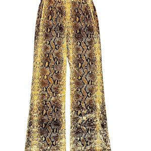 Op de afbeelding: Wijde broek met een slangenhuidprint in tinten bruin en geel.
