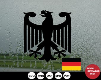 Könnte beinhalten: Schwarz-weiße Silhouette eines deutschen Adlers mit ausgebreiteten Flügeln vor einem verschwommenen Hintergrund aus Regentropfen auf einem Fenster. Der Adler ist ein Symbol Deutschlands. Unter dem Adler befindet sich eine kleine deutsche Flagge.