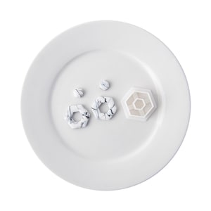 Puede incluir: Dos pequeños pendientes hexagonales y dos componentes de aro hexagonales más grandes con un patrón de mármol blanco y negro, acompañados de un cortador hexagonal de plástico blanco para dar forma a arcilla.