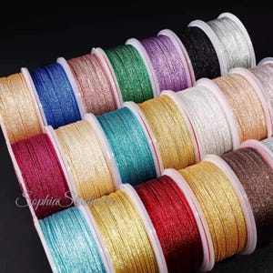 Cordão de nylon com glitter dourado de 0,65 mm, ideal para trançar pulseiras e colares, fazer bijuterias e trabalhos com miçangas. Cordão metálico brilhante para macramê - 35 m
