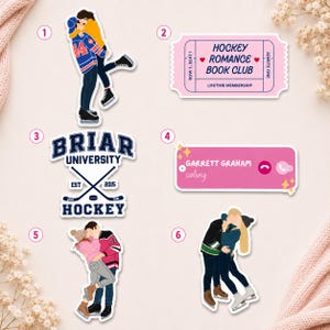 Op de afbeelding: Een verzameling stickers met een hockey romance thema. De stickers bevatten illustraties van koppels die schaatsen, een kaartje met de tekst "Hockey Romance Book Club", een telefoonscherm met een oproep van "Garrett Graham" en een Briar University Hockey logo.