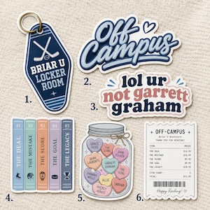 Op de afbeelding: Een verzameling stickers en een sleutelhanger met diverse ontwerpen. De sleutelhanger is marineblauw met hockeysticks en de tekst "Briar U Locker Room". Andere stickers bevatten de woorden "Off Campus", "lol ur not garrett graham" en een kassabon.