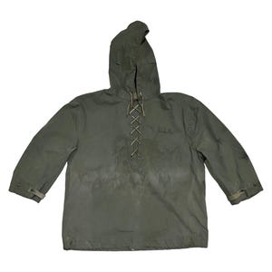 Może przedstawiać: Zielona kurtka z kapturem w kolorze oliwkowym z zapięciem na sznurek przy szyi i literami "U.S.N." wydrukowanymi z przodu. Kurtka ma długie rękawy z regulowanymi mankietami.