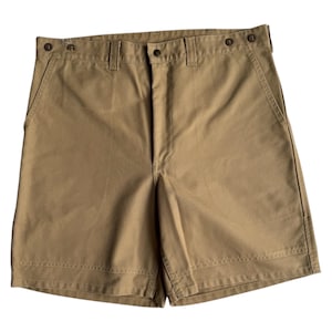 Puede incluir: Pantalones cortos color caqui con cierre de bot&oacute;n y trabillas para el cintur&oacute;n. Los pantalones cortos tienen un dise&ntilde;o cl&aacute;sico con pernera recta y corte entallado. Fabricados con tejido duradero, adecuados para ropa informal. Miden unos 40 cm.