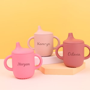 Copo de silicone com canudo e nome personalizado para bebês, copo infantil em formato de cogumelo com canudo, copo de treinamento infantil personalizado e gravado, antiderramamento - 145 ml