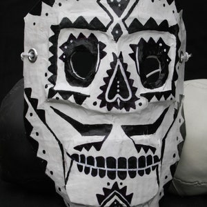 Masque noir et blanc du Jour des Morts
