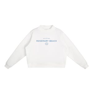 Może przedstawiać: Biała bluza z okrągłym dekoltem i długimi rękawami. Tekst "WITH LOVE FROM ROSEMARY BEACH" jest wydrukowany na niebiesko, wraz z grafiką muszli. Bluza w stylu casual.