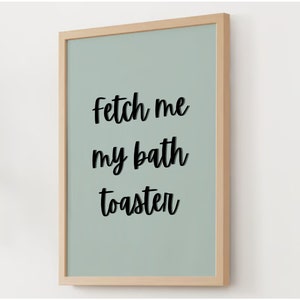 Könnte beinhalten: Ein gerahmter Druck mit hellgrünem Hintergrund und schwarzem Text, der "fetch me my bath toaster" lautet.