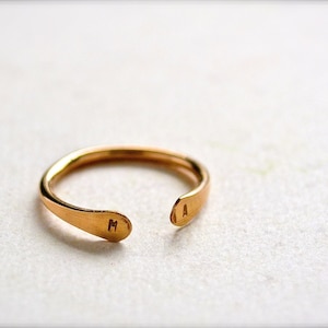 Anpassad initialring - guldinitialring, dubbel initialring, två initialer, monogram, personlig ring, älsklingring