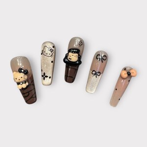 3D Hello Kitty Brown Coffee Zebra z kokardkami French Tips z zawieszkami Trumna w kształcie uroczej jakości salonowej wielokrotnego użytku ręcznie robione naklejane paznokcie