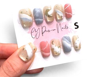 Uñas postizas reutilizables hechas a mano con diseño de luna celestial, estrella dorada y media luna.