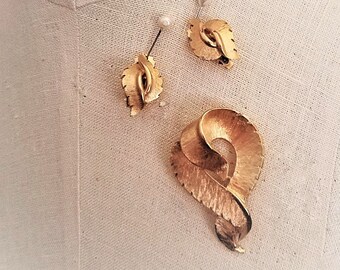 1960s Vintage Pin Earrings Set, textured gold tone twisted feathers, large brooch, clip on earrings. unsigned