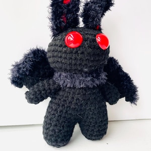 Peluche de polilla hecho a mano / Peluche de criatura críptica / Regalo coleccionable de polilla suave / Regalo espeluznante para amantes de los críptidos