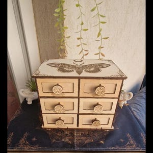 mini commode 6 tiroirs avec un sphinx tête de mort gravé. Décoration d'autel,rangement carte de tarot, boîte d'apothicaire, boîtes wicca