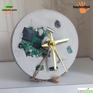 Horloge en béton recyclée, pièce d'ordinateur, art technologique unique recyclé, cadeau pour amateur de technologie cool, décoration de bureau de circuit imprimé, cadeau pour diplômé geek et nerd