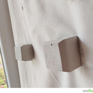 Juego de ganchos de pared con forma de cubo de hormigón: decoración minimalista para el lavadero, colgadores rústicos para la entrada.