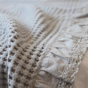 Manta de algodón con textura waffle suavizada y estilo shabby chic con volantes y encaje de crochet