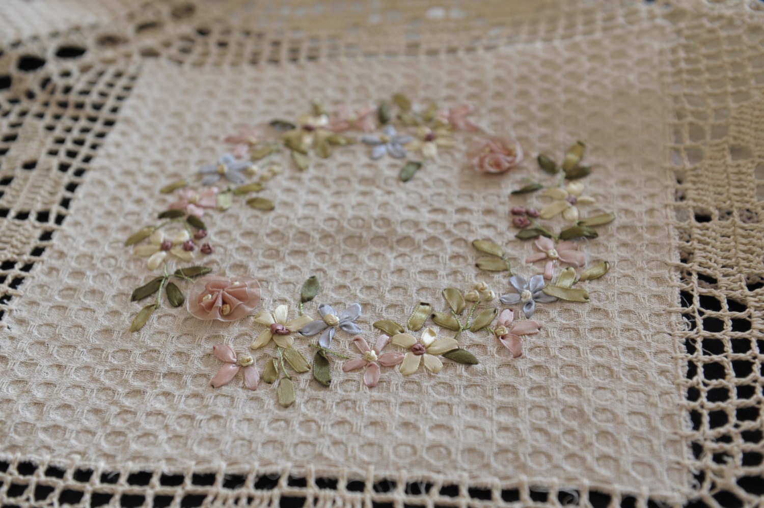 36インチ ハンドメイド クロシェ テーブルクロス リボン刺繍 ピンク花 