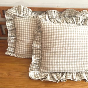 Naturbeige ginghamlinneörngott med volanger – Volangmönstrad gingham-örngott i europeiskt linnetyg och kuddfodral, förbetalda importtullar