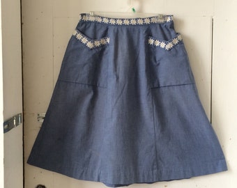 1970s A-Line High Waisted Chambray Skirt with Embroidered Daisies Size 8 - 10