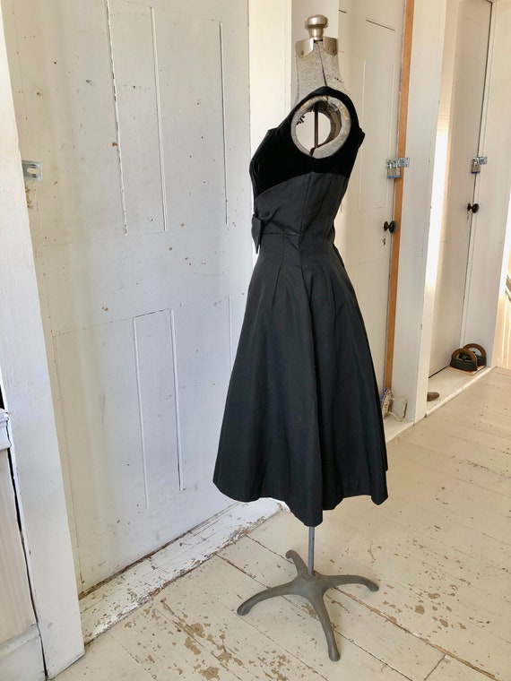 1950s Black Dress NATLYNN Silk Faille & Velvet Se… - image 8