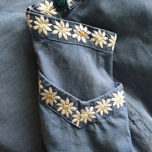 1970s A-Line High Waisted Chambray Skirt with Embroidered Daisies Size 8 10 image 4