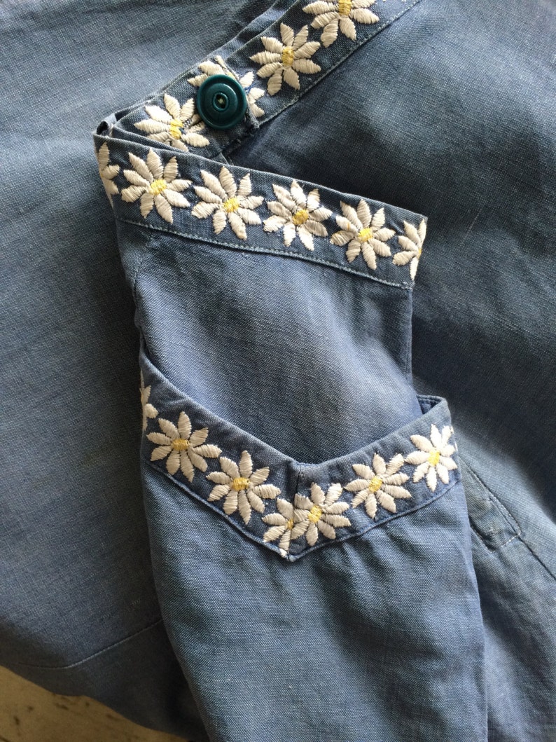 1970s A-Line High Waisted Chambray Skirt with Embroidered Daisies Size 8 10 image 4