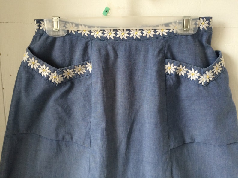 1970s A-Line High Waisted Chambray Skirt with Embroidered Daisies Size 8 10 image 2