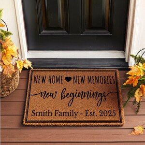 Tapete personalizado com a frase "Nova Casa, Novas Memórias" para a família, fundado em 2025 - Decoração inspiradora para novos começos com caligrafia elegante.