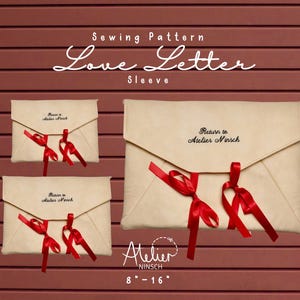 Può includere: Tre buste in tessuto beige con chiusure a nastro rosso e testo ricamato in nero che recita Return to Atelier Ninsch. Le custodie per cartamodelli riportano il testo Sewing Pattern Love Letter Sleeve e 8 - 16 cm.
