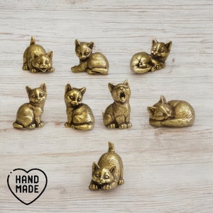 8er Set Messing Kätzchen Figuren - Handgefertigte Metall Katzen Skulpturen - Einzigartige Wohnkultur - Vintage Stil Katzen Statuen - Perfektes Geschenk für Katzenliebhaber