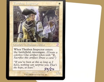 Könnte beinhalten: Eine weiße Karte mit schwarzem Rand zeigt eine Fantasy-Illustration eines menschlichen Soldaten in weißer und goldener Uniform, der ein Stück Papier hält. Die Karte trägt den Titel "Thraben Inspector" und enthält den Text "Wenn Thraben Inspector ins Spiel kommt, ermittle. (Erzeuge einen farblosen Hinweis-Artefaktmarker mit "2, Opfere diesen Artefakt: Ziehe eine Karte.")" und "Wenn du schon so lange dabei bist wie ich, kann dich nichts mehr überraschen. Das ist die Hoffnung, zumindest."