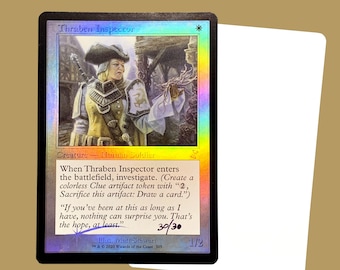 Könnte beinhalten: Eine Magic: The Gathering Karte mit einem Thraben-Inspektor, einer menschlichen Soldaten-Kreatur. Die Karte ist eine Folienkarte mit holografischem Finish. Die Karte hat einen weißen Hintergrund mit schwarzem Text und einer farbenfrohen Illustration des Thraben-Inspektors in einer schneebedeckten Landschaft. Der Kartentext lautet "Wenn Thraben-Inspektor ins Spiel kommt, ermittle. (Erzeuge einen farblosen Hinweis-Artefakt-Marker mit "2, Opfere dieses Artefakt: Ziehe eine Karte.")" und "Wenn du schon so lange dabei bist wie ich, kann dich nichts mehr überraschen. Das ist die Hoffnung, zumindest."