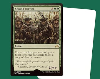 Könnte beinhalten: Eine grüne, weiße und schwarze Magic: The Gathering Karte mit dem Titel "Second Harvest". Die Karte zeigt eine Gruppe von Bauern, die Mais auf einem Feld ernten. Der Kartentext lautet: "Für jeden Token, den du kontrollierst, lege einen Token auf das Schlachtfeld, der eine Kopie dieses Permanenten ist. "Die Maisfelder versprechen in dieser Saison einen guten Ertrag." -Radwick, Bauer von Gatstaf 41/50"