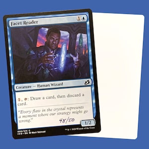 Könnte beinhalten: Eine blaue und weiße Magic: The Gathering Karte mit einem menschlichen Zauberer, der einen Kristall hält. Die Karte trägt den Titel "Facet Reader" und enthält den Text "1, : Ziehe eine Karte und lege dann eine Karte auf deinen Ablagestapel."  "Jeder Fehler im Kristall repräsentiert einen Moment, in dem unsere Strategie schiefgehen könnte."