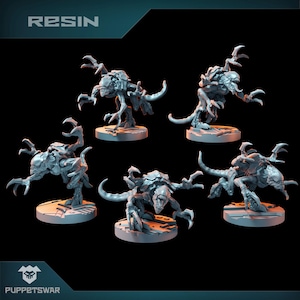 Könnte beinhalten: Fünf Resin-Miniaturen einer Kreatur mit mehreren Gliedmaßen, scharfen Krallen und einem bedrohlichen offenen Maul. Die Figuren stehen auf kreisförmigen Sockeln. Das Wort "RESIN" steht oben im Bild.