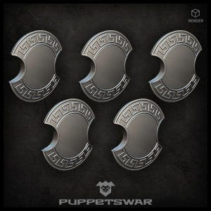 Pode incluir: Cinco objetos prateados em forma de escudo com uma borda de design de chave grega. Os escudos têm um centro oval curvado e estão dispostos sobre um fundo escuro. A palavra "RENDER" está no canto superior direito e o logotipo "PUPPETSWAR" na parte inferior.