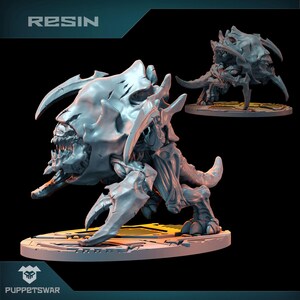 Könnte beinhalten: Eine hellgraue Resin-Miniatur einer monströsen Kreatur mit schädelartigem Kopf, scharfen Klauen und Hörnern. Die Figur steht auf einem strukturierten Sockel. Das Wort "RESIN" steht oben und das Puppetswar-Logo unten.