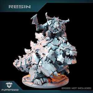 Puede incluir: Una miniatura de resina gris de un Orco montando un dinosaurio mecánico. El Orco sostiene un hacha y lleva armadura. El dinosaurio tiene una cabeza grande con dientes afilados y una espalda llena de púas. La miniatura está sobre una base redonda.