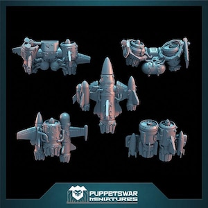 Peut inclure: Cinq vaisseaux spatiaux miniatures gris détaillés avec différents designs. Les vaisseaux spatiaux sont en plastique et ont un style futuriste et de science-fiction. Les vaisseaux spatiaux sont disposés en demi-cercle sur un fond noir. Le texte "PUPPETSWAR MINIATURES" est en bas de l'image.