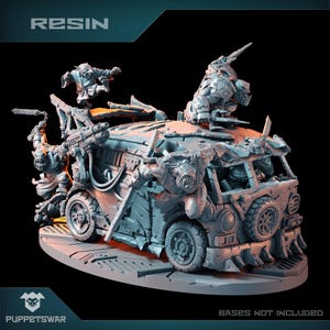 Könnte beinhalten: Ein graues Resin-Modell eines Lieferwagens mit mehreren Figuren darauf und darum herum. Der Lieferwagen ist stark beschädigt und hat verschiedene Waffen daran befestigt. Die Figuren sind alle in Kampfstellung und scheinen den Lieferwagen anzugreifen. Der Text "RESIN" befindet sich oben im Bild und "BASES NOT INCLUDED" unten.