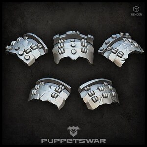 Könnte beinhalten: Fünf 3D-gedruckte Plastikteile für ein Miniatur-Kriegsspiel. Die Teile sind grau und haben eine strukturierte Oberfläche. Sie sind in Form von Panzerplatten mit Nieten und Riemen geformt.