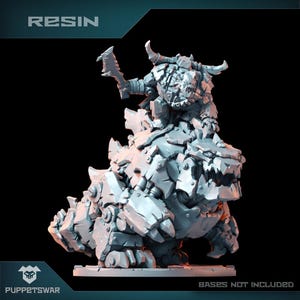 Puede incluir: Miniatura de resina de una criatura fantástica, con un guerrero montado en una bestia mecánica. El guerrero sostiene un arma y la bestia tiene dientes afilados. Los textos "RESIN" y "PUPPETSWAR" son visibles.