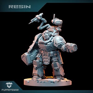 Op de afbeelding: Een grijze harsminiatuur van een futuristisch gepantserde figuur, mogelijk voor tabletopspellen. De figuur heeft gedetailleerde mechanische componenten, waaronder een wapen, een antenne en een rugzakachtige structuur. Het woord "RESIN" staat bovenaan.