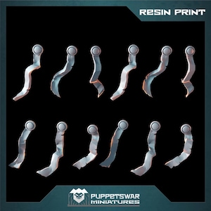 Könnte beinhalten: Resin-gedruckter Satz von 12 silberfarbenen, gebogenen und leicht zerrissenen Bannern. Die Banner sind in zwei Reihen zu sechs angeordnet. Der Text "RESIN PRINT" befindet sich oben im Bild.