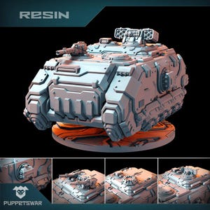 Könnte beinhalten: Ein graues, detailliertes, futuristisches Panzermodell mit einer großen Kanone und mehreren kleineren Geschützen. Der Panzer steht auf einem runden Sockel mit orange-schwarzem Design. Das Wort "RESIN" ist oben im Bild in Weiß gedruckt.