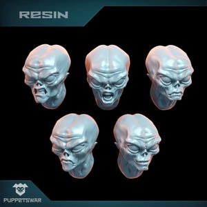 Op de afbeelding: Vijf grijze alienhoofden met verschillende uitdrukkingen, waaronder boos, verrast en neutraal. De hoofden zijn gemaakt van hars en maken deel uit van een set miniatuurfiguren.